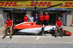 Roberto Merhi, Manor F1 Team y Will Stevens, Manor F1 Team; Graeme Lowdon, Manor F1 Team Consejero D