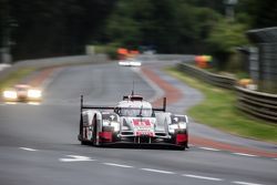 #8 Audi Sport Team Joest Audi R18 e-tron quattro: Лукас ди Грасси, Оливер Джарвис, Лоик Дюваль