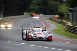 #8 Audi Sport Team Joest Audi R18 e-tron quattro: Лукас ди Грасси, Оливер Джарвис, Лоик Дюваль