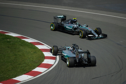 Льюис Хэмилтон разворачивает свой Mercedes AMG F1 W06 в ходе первой тренировки, Нико Росберг обходит