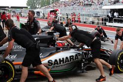 Nico Hulkenberg, Sahara Force India F1 VJM08 et Sergio Pérez dans les stands