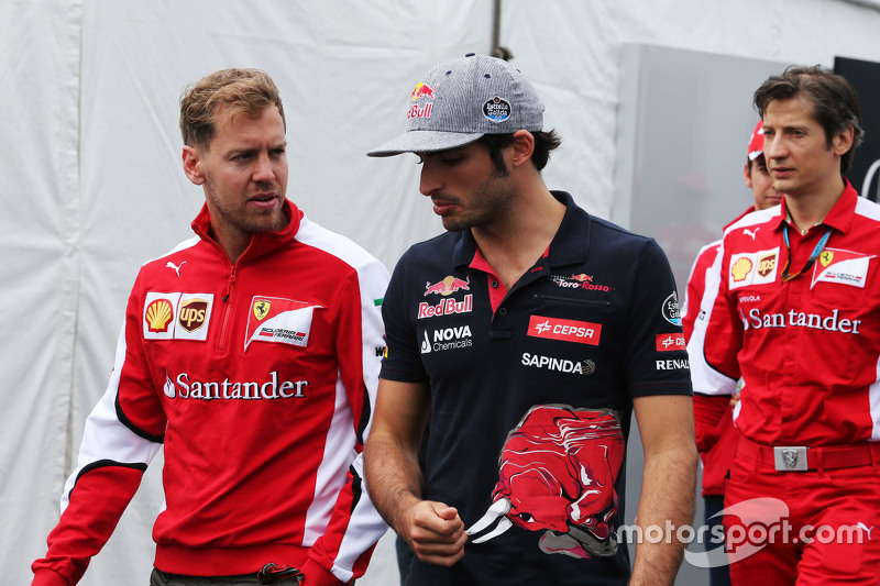 Sebastian Vettel, Ferrari, mit Carlos Sainz jr., Scuderia Toro Rosso