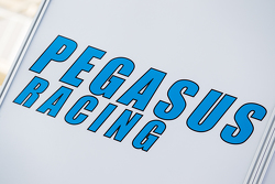 Camion et logo Pegasus Racing