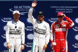 İkinci Nico Rosberg, Mercedes F1, pole sahibi Lewis Hamilton, Mercedes F1 ve Kimi Raikkonen, Ferrari