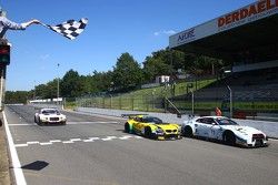 #73 MRS GT Racing Nissan GT-R Nismo GT3: Sean Walkinshaw, Craig Dolby takes the checkered flag