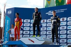 Podio: segundo lugar Lucasi di Grassi, Audi Sport Team Abt y ganador Nelson Piquet Jr., China Racing