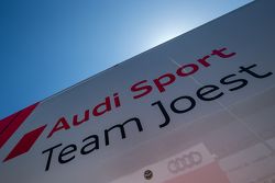 Camion et logo Audi Sport Team Joest