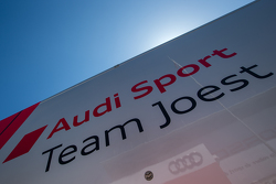 Camion et logo Audi Sport Team Joest