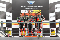 Course 1 : Le deuxième Tom Sykes, Kawasaki Racing Team, le vainqueur Jonathan Rea, Kawasaki Racing Team, et le troisième Chaz Davies, Ducati Superbike Team