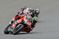 Chaz Davies, Ducati Superbike Team, devant Leon Haslam, Red Devils Roma
