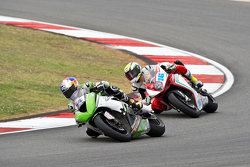 Kenan Sofuoglu, Kawasaki Puccetti Racing, devant Jules Cluzel, MV Agusta Reparto Corse