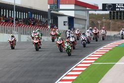 Tom Sykes, Kawasaki Racing Team, en tête au départ de la première course