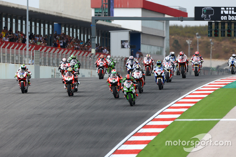 Tom Sykes, del equipo Kawasaki Racing en la ventaja en el inicio de la primera carrera