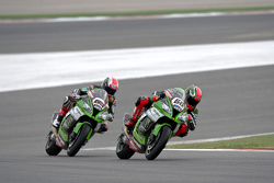 Tom Sykes devant Jonathan Rea, Kawasaki Racing Team