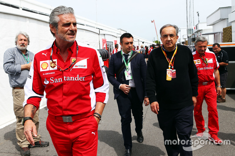 Maurizio Arrivabene, director del equipo Ferrari con Sergio Marchionne, presidente de Ferrari y CEO 