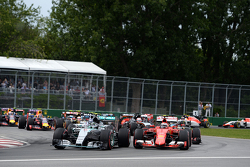 Lewis Hamilton, Mercedes AMG F1 W06 en tête lors du départ