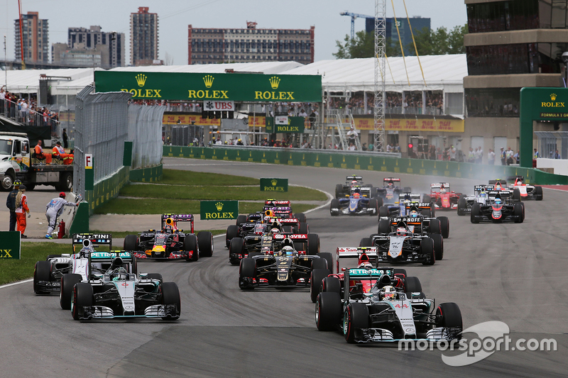 Lewis Hamilton, Mercedes AMG F1 W06, leidt tijdens de start van de race