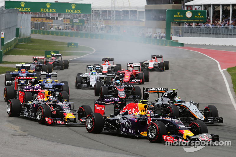 Daniil Kvyat, Red Bull Racing RB11 at the start of the race