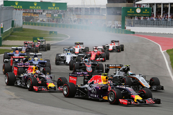 Daniil Kvyat, Red Bull Racing RB11 en el inicio de la carrera
