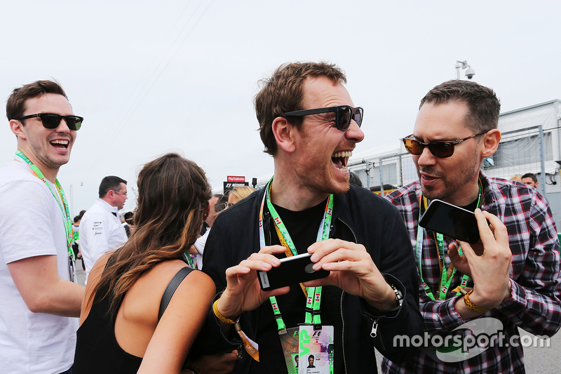 Michael Fassbender, Actor, con Bryan Singer, Director de cine, y Nicholas Hoult, (Izquierda) Actor e