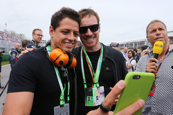 Javier Hernández, Manchester Utd Jugador de fútbol con Michael Fassbender, actor en la parrilla