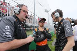 Sergio Pérez, Sahara Force India F1 en la parrilla con Tom McCullough, Sahara Force India F1 Jefe de