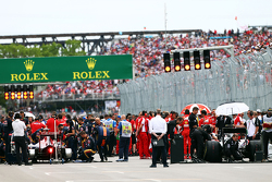 Max Verstappen, Scuderia Toro Rosso STR10 e Jenson Button, McLaren MP4-30 no fim do grid antes da largada