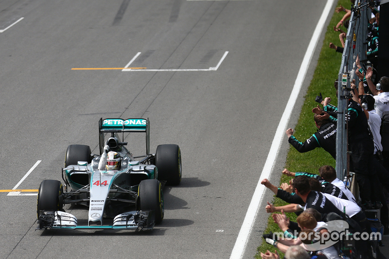 Podium : Le vainqueur Lewis Hamilton, Mercedes AMG F1