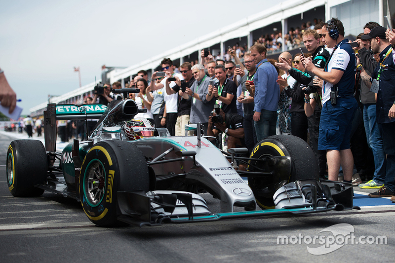 Yarış Galibi Lewis Hamilton, Mercedes AMG F1 W06, kapalı parka giriyor