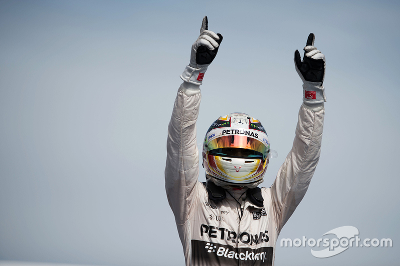 Ganador de la carrera Lewis Hamilton, de Mercedes AMG F1 celebra en parc ferme