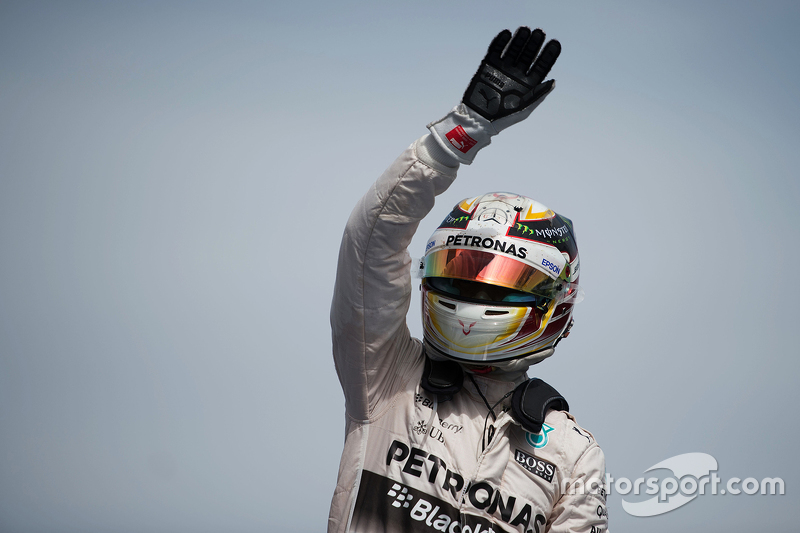 Vencedor Lewis Hamilton, Mercedes AMG F1 W06 entra no parc ferme