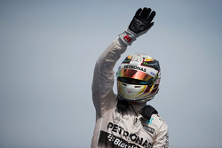 Vencedor Lewis Hamilton, Mercedes AMG F1 W06 entra no parc ferme