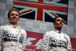 Pódio: Segundo Nico Rosberg e vencedor Lewis Hamilton, Mercedes AMG F1