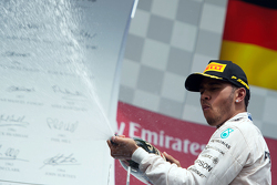 Podio: ganador de la carrera Lewis Hamilton, de Mercedes AMG F1