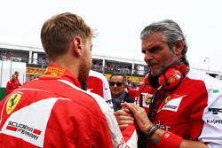 Себастьян Феттель, Ferrari и Маурицио Арривабене, руководитель команды Ferrari на стартовой решетке