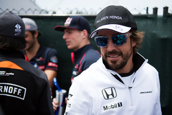 Fernando Alonso, McLaren, lors de la parade des pilotes