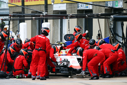 Roberto Merhi, Manor Marussia F1 Team, s'arrête au stand