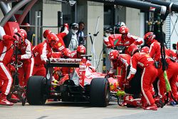 Kimi Raikkonen, Ferrari SF15-T hace una parada en boxes