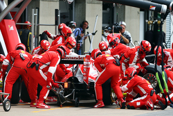Kimi Raikkonen, Ferrari SF15-T hace una parada en boxes