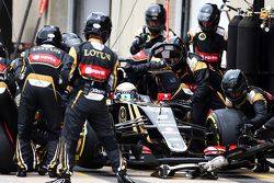 Romain Grosjean, Lotus F1 E23, s'arrête au stand