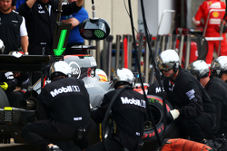 Fernando Alonso, McLaren MP4-30 faz pit stop