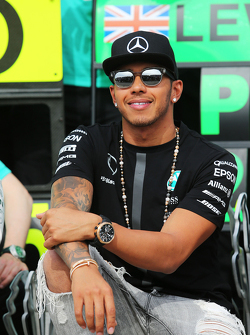 El ganador, Lewis Hamilton, Mercedes AMG F1 celebra con el equipo