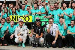Lewis Hamilton fête sa victoire avec Nico Rosberg et l'équipe Mercedes