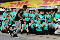 El ganador, Lewis Hamilton, Mercedes AMG F1 celebra con el equipo