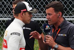 Пастор Мальдонадо, Lotus F1 Team с Уиллом Бакстоном, ведущим NBC Sports Network TV