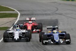 Marcus Ericsson, Sauber C34 and Felipe Massa, Williams FW37 battle for position