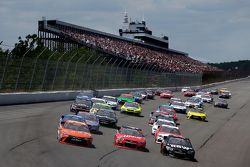 Start: Carl Edwards, Joe Gibbs Racing Toyota and Kurt Busch, Stewart-Haas Racing Chevrolet and Martin Truex Jr., Furniture Row Racing Chevrolet fight for the lead in turn 1