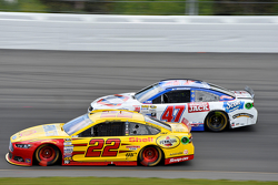 Joey Logano, Team Penske Ford and A.J. Allmendinger, JTG Daugherty Racing Chevrolet