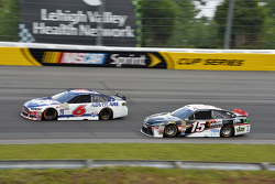 Trevor Bayne, Roush Fenway Racing Ford and Clint Bowyer, Michael Waltrip Racing Toyota