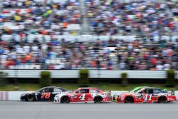 Martin Truex Jr., Furniture Row Racing Chevrolet e Kevin Harvick and Kurt Busch, Stewart-Haas Racing Chevrolets